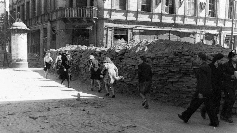 Баррикады на улицах. Август-сентябрь 1944 г.