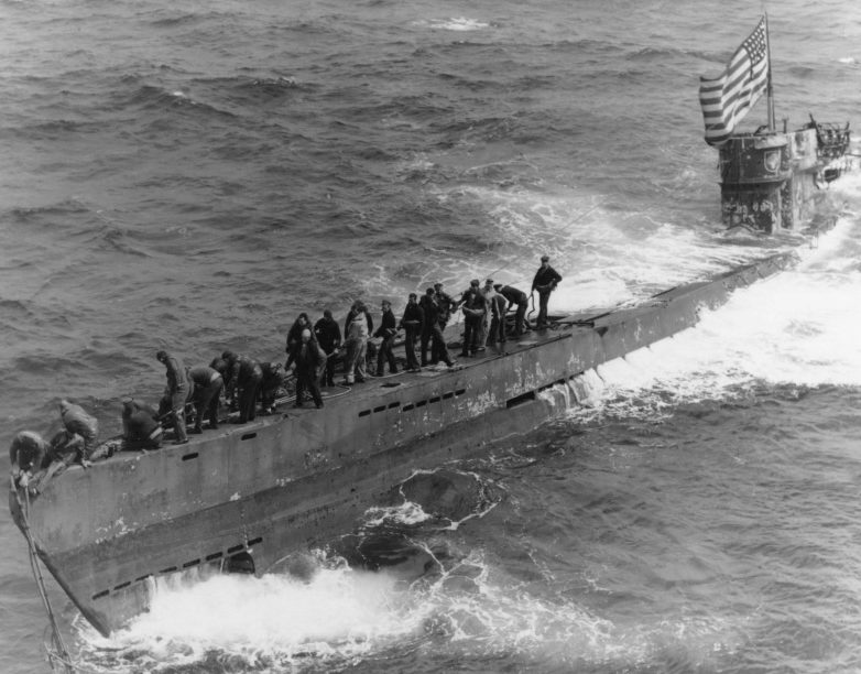 Захваченная американцами подлодка «U-505» с поднятым над ней флагом США. Июнь 1944 г. 