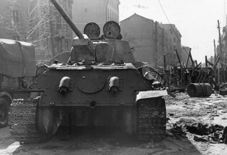 Подбитые танки Т-34 на улицах города. Март 1943 г. 