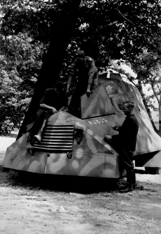 Повстанцы у самодельного бронеавтомобиля «Кубус». Август 1944 г.