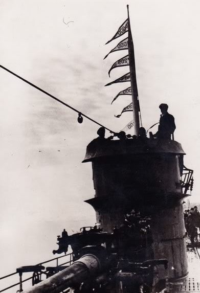 Возвращение подлодки «U-124» в Лорьян с вымпелами на рубке, где указан тоннаж потопленных кораблей. 10 апреля 1942 г. 