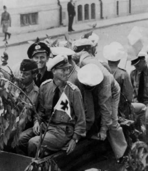 Командир 30-ой флотилии подлодок капитан-лейтенант Клеменс Шелер на вокзале в Констанце. Июль 1944 г.