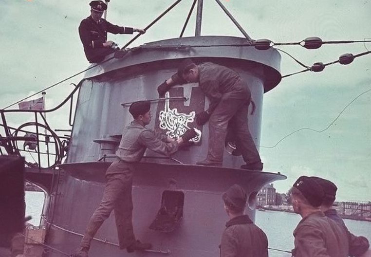 Матросы подлодки «U-46» наносят эмблему флотилии на рубку. Май 1942 г.