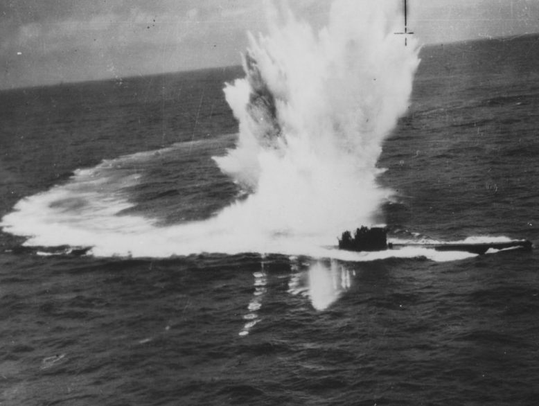 Подлодка «U-243», атакуемая бомбардировщиком «Сазерленд» 10-й австралийской эскадрильи в Бискайском заливе. Июль 1944 г. 