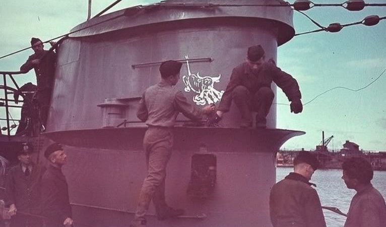 Матросы подлодки «U-46» наносят эмблему флотилии на рубку. Май 1942 г.