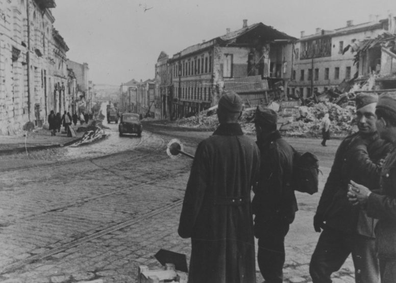 Немецкие солдаты-регулировщики на проспекте Сталина. Март 1943 г.