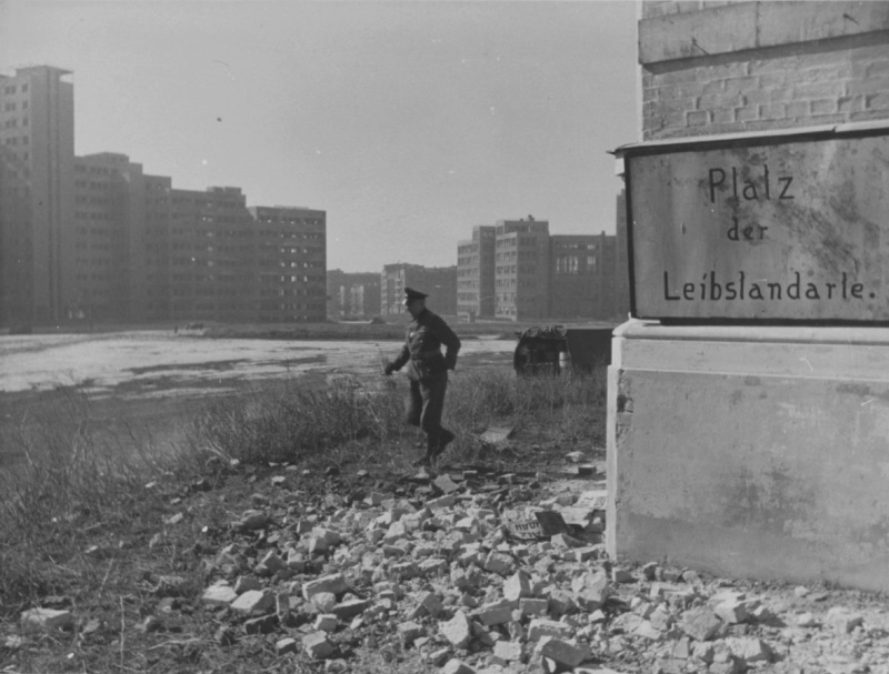 Офицер СС на площади Дзержинского. Март 1943 г. 
