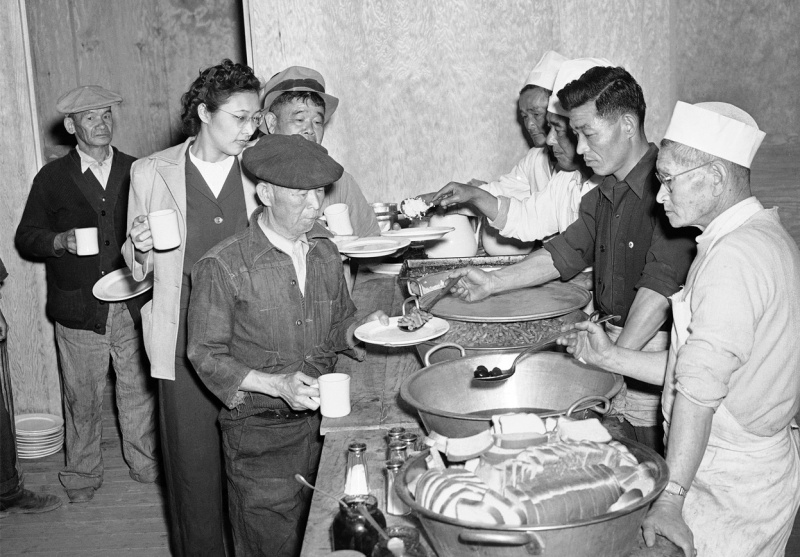 Столовая лагеря «Манзанар». В меню рис, бобы, чернослив и хлеб. Февраль 1943 г.
