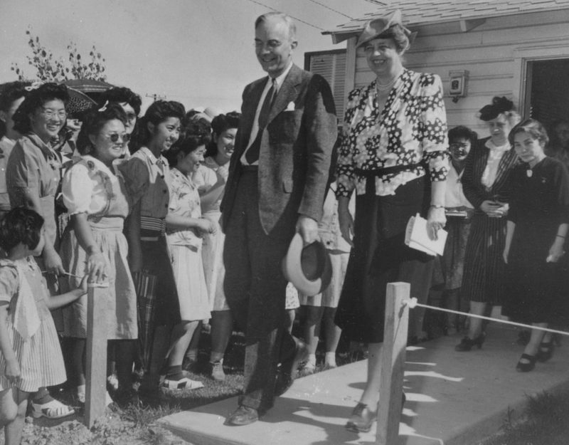Постановочное фото. Вершина цинизма. Элеонора Рузвельт в лагере «Gila River» (Аризона) интересуется, чем «еще помочь осчастливленным» заключенным. 23 апреля 1943 г.