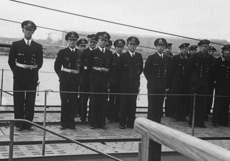 Экипаж подлодки «U-182» на палубе во время построения. Июнь 1942 г. 