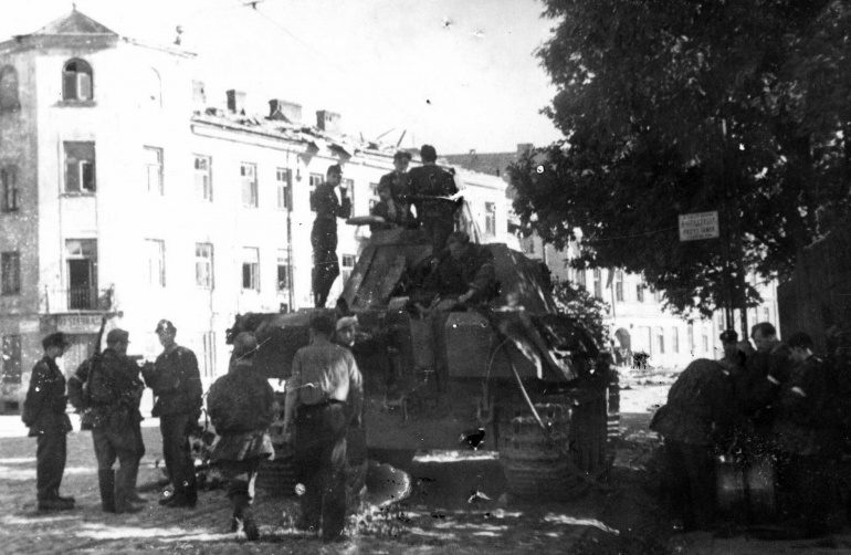 Поляки у захваченного немецкого танка. Август-сентябрь 1944 г.