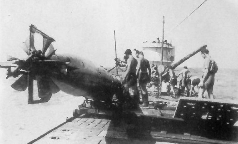 Погрузка торпеды на подлодку «U-172». Июнь 1942 г.