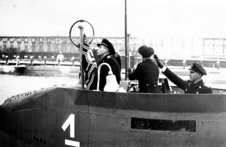 Поднятие флага на борту малой прибрежной подлодки «U-4701». 10 января 1945 г. 