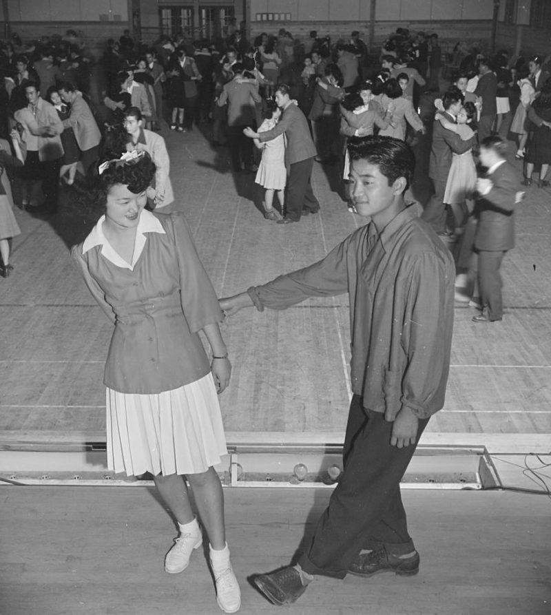 Постановочное фото. Уроки танцев в лагере «Heart Mountain» (Вайоминг). Ноябрь 1943 г.