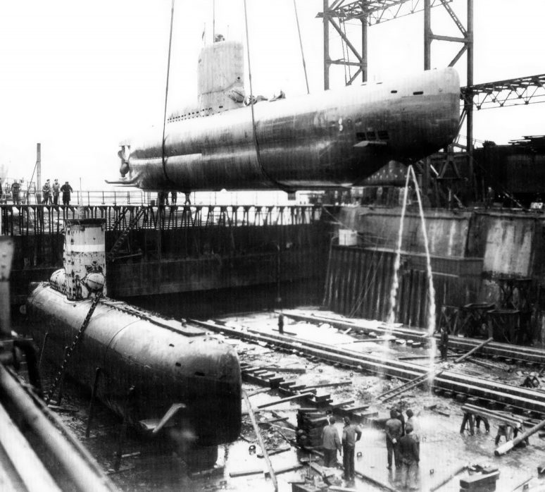 Погрузка подлодки «U-2330» в сухой док в порту Гамбурга. Март 1945 г. 