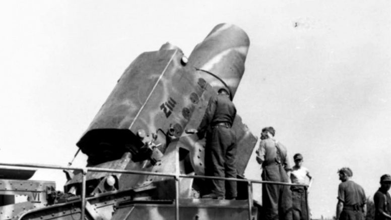 Расчет немецкой 600-мм самоходной мортиры ведет огонь по городу. Август-сентябрь 1944 г.