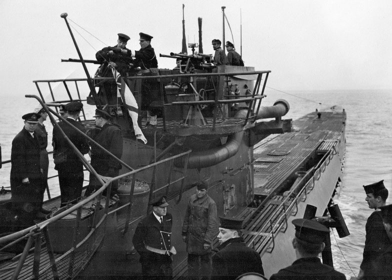 Канадские моряки поднимают флаг канадских ВМС над рубкой капитулировавшей подлодки «U-889». 10 мая 1945 г. 