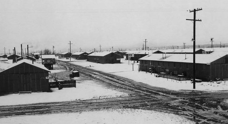 Вид на лагерь «Манзанар» зимой. 1943 г.