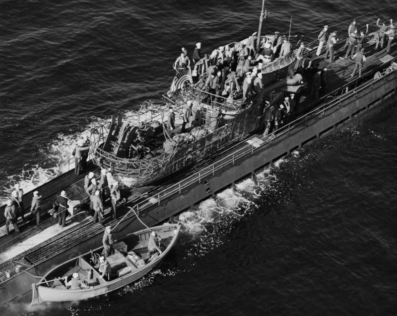 Американские моряки на борту капитулировавшей подлодки «U-858». 10 мая 1945 г. 