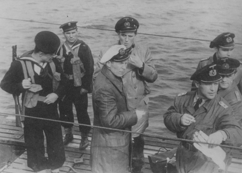 Офицеры с капитулировавшей подлодки «U-249» под конвоем в гавани порта Портланд. 11 мая 1945 г.