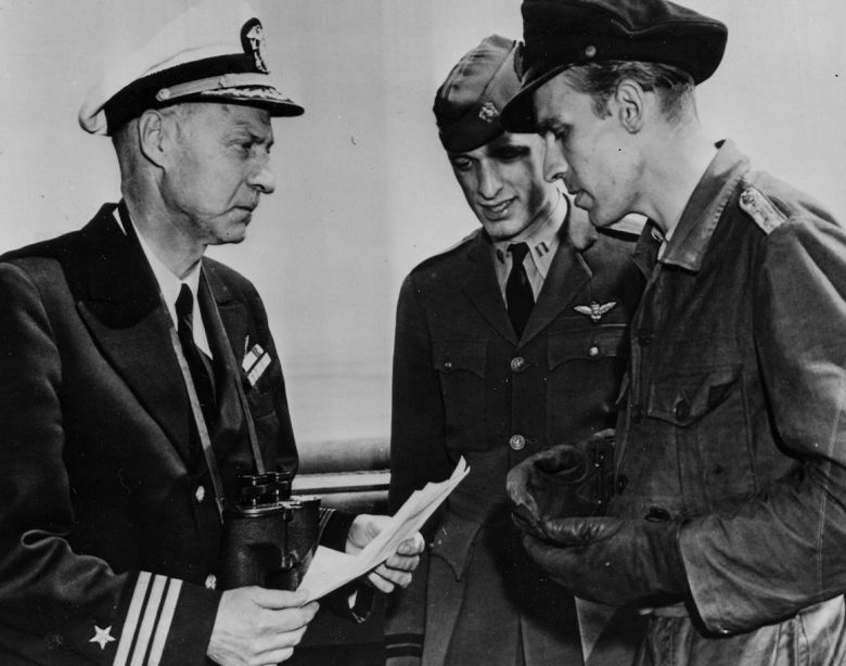 Коммандер ВМС США Д. П. Норфлит принимает документы о капитуляции у командира подлодки «U-858» капитана-лейтенанта Тило Боде. 14 мая 1945 года.