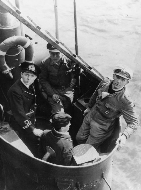 Командир капитулировавшей подлодки «U-2326» обер-лейтенант Карл Йобст и офицеры британского ВМФ в порту Данди. 14 мая 1945 г.