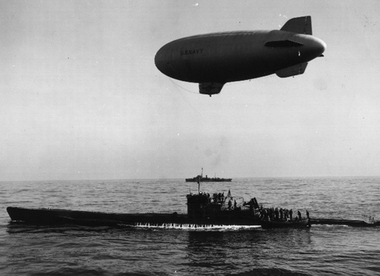 Капитулировавшая подлодка «U-858» идет в море в окрестностях мыса Мэй в сопровождении дирижабля и американского эсминца «Поуп». 14 мая 1945 г.