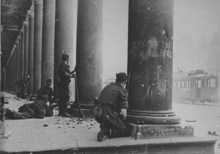 Немецкие солдаты в уличных боях. Август-сентябрь 1944 г.