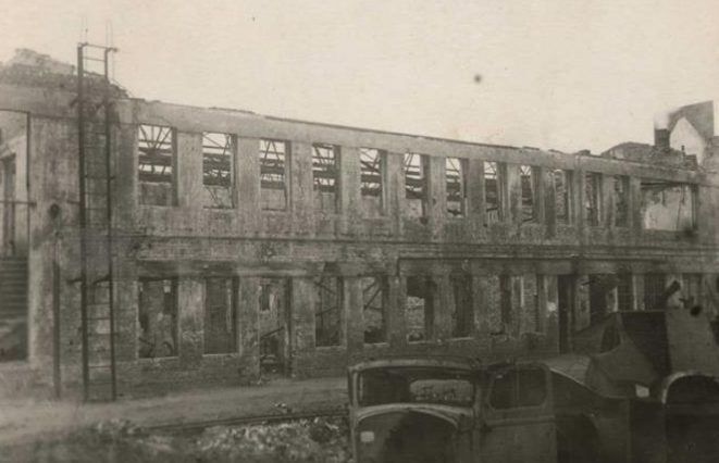 Разрушенные корпуса завода им. Малышева. Апрель 1943 г. 