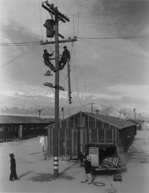 Ремонт линии электропередач лагеря «Манзанар». 1943 г.