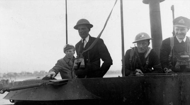 Британские моряки и командир капитулировавшей подлодки «U-249» Уве Кок в порту Лондондерри. Май 1945 г. 