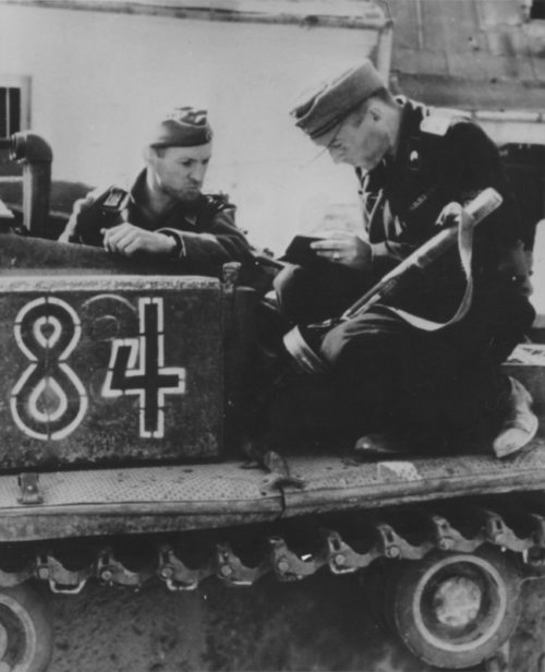 Немецкие танкисты на улицах города. Август-октябрь 1944 г.