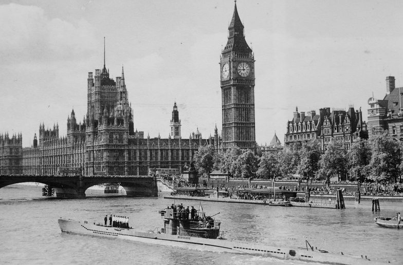 Капитулировавшая подлодка «U-776» на Темзе у Вестминстерского дворца. Лондон. Май 1945 г. 