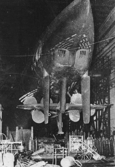 Подлодка «U-123» в сухом доке. Май 1945 г. 