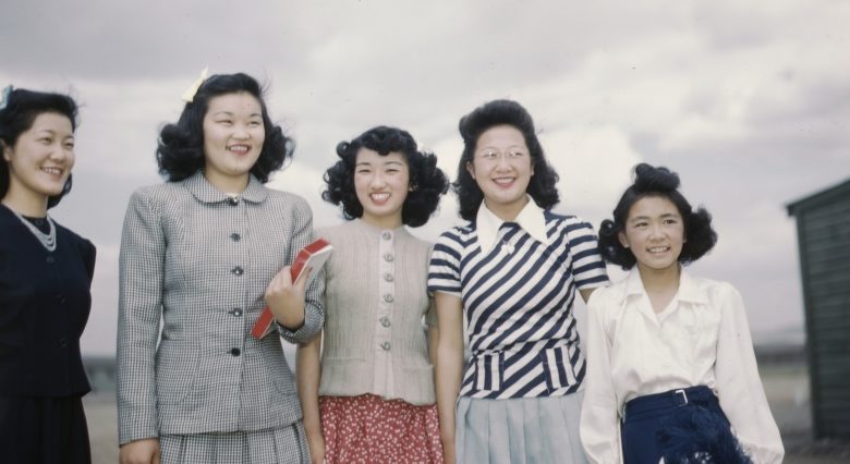 Постановочное фото счастливых японок. Лагерь «Тьюл Лэйк» (Калифорния). 1943 г.