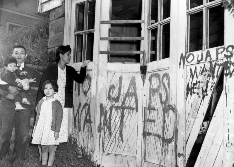 Японская семья возвратилась домой из лагеря. В их доме выбиты стекла, стены исписаны текстами антияпонского содержания: «Япошки здесь не нужны». Май 1945 г.