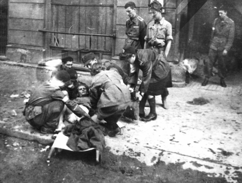 Польские санитары выносят раненных. Август-сентябрь 1944 г.