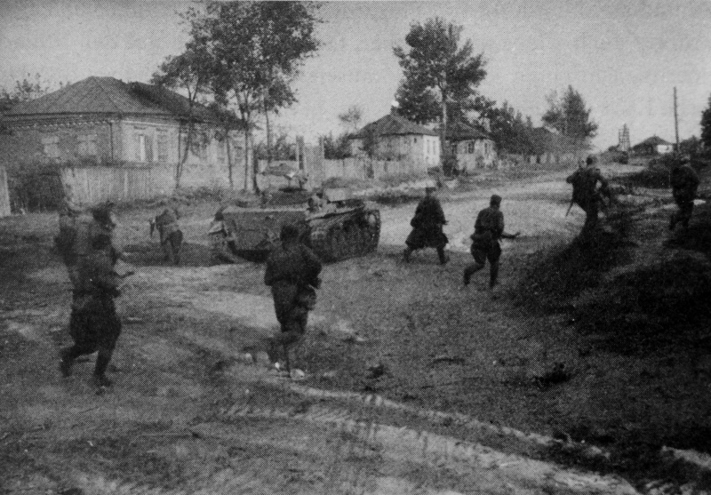 Красноармейцы в пригороде Харькова. Август 1943 г.