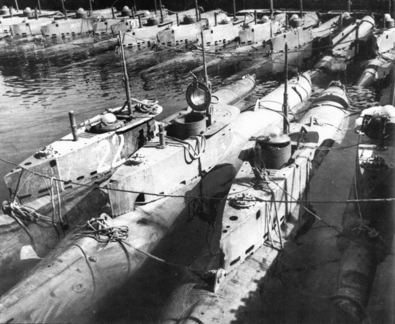 Сверхмалые немецкие подлодки «Seehund», захваченный на одной из баз. 1945 г. 