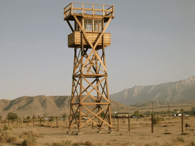 Реплика сторожевой башни в Мансанаре, построенная в 2005 году. Вокруг периметра лагеря были установлены восемь сторожевых вышек, оснащенных прожекторами и пулеметами. Апрель 2007 г.