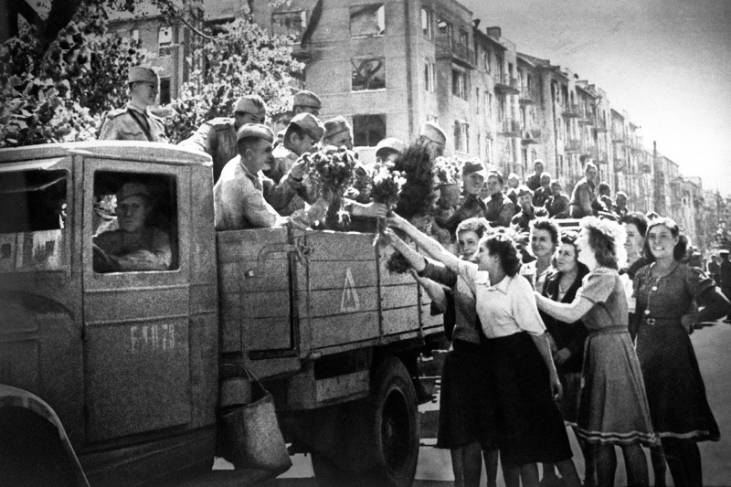 Харьковчане встречают освободителей. Август 1943 г.