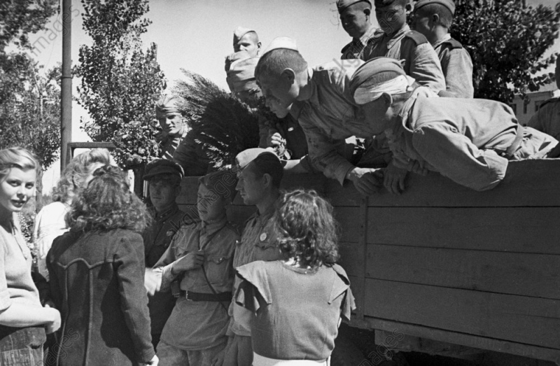 Харьковчане встречают освободителей. Август 1943 г.