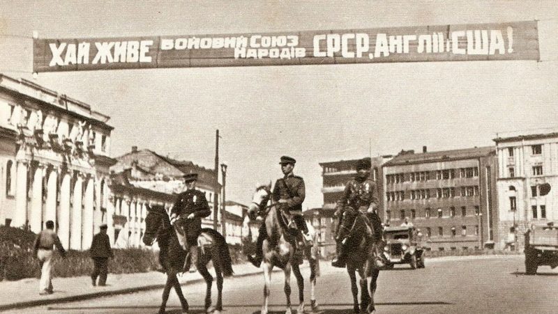 Освободители на пл. Тевелева. Август 1943 г.