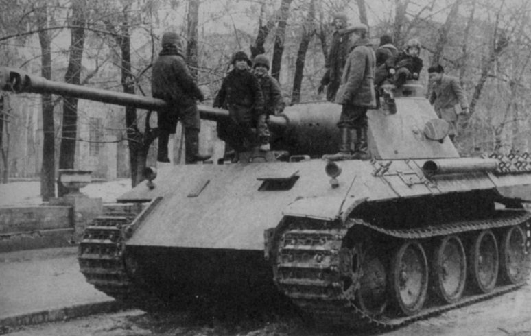 Дети, играющие на брошенном немецком танке «Пантера». Сентябрь 1943 г.