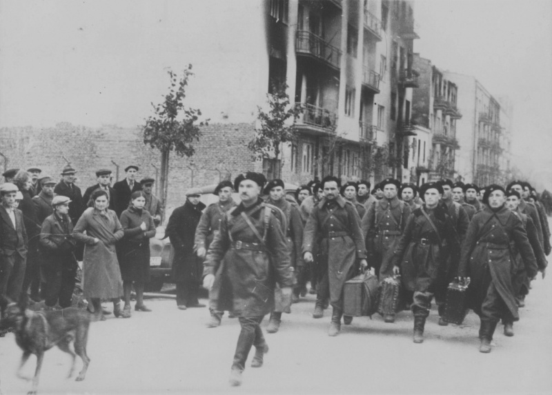 Капитуляция солдат Армии Крайовой. Октябрь 1944 г.