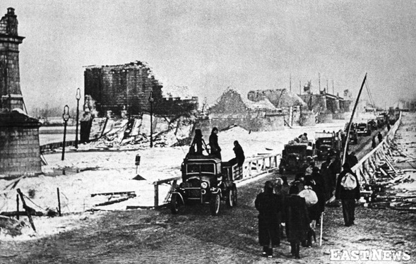 Временный понтонный мост рядом с разрушенным мостом Понятковского. Январь 1945 г.