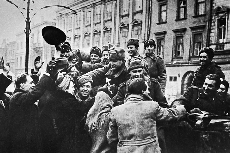 Горожане встречают освободителей. 17 января 1945 г.