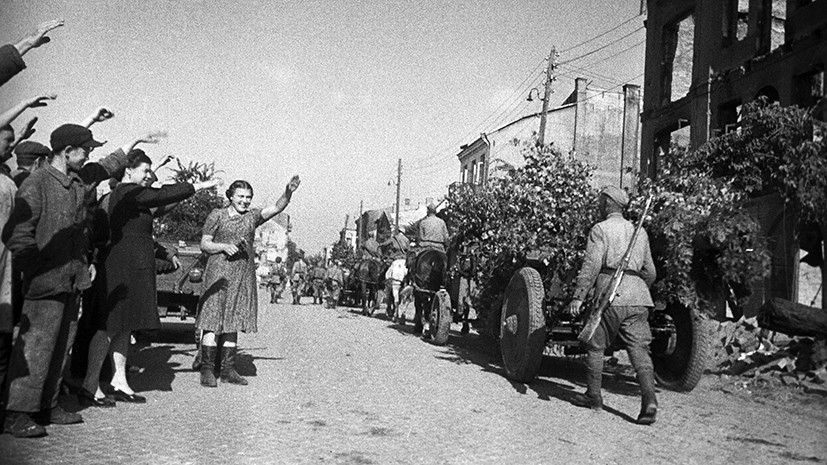 Горожане встречают освободителей. 17 января 1945 г.