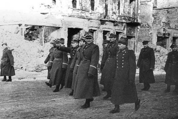Польские и советские военоначальники осматривают освобожденный город. Январь 1945 г.