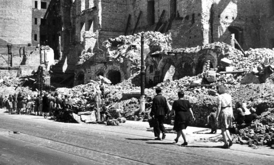Разрушенный город. Январь 1945 г.